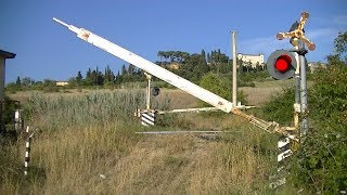 Spoorwegovergang Poggibonsi I  Railroad crossing  Passaggio a livello [upl. by Carol-Jean]